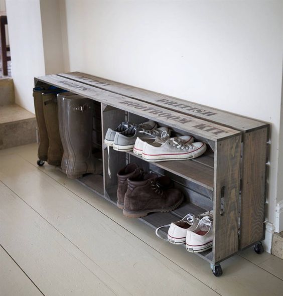 Zapatero hecho con cajas de madera